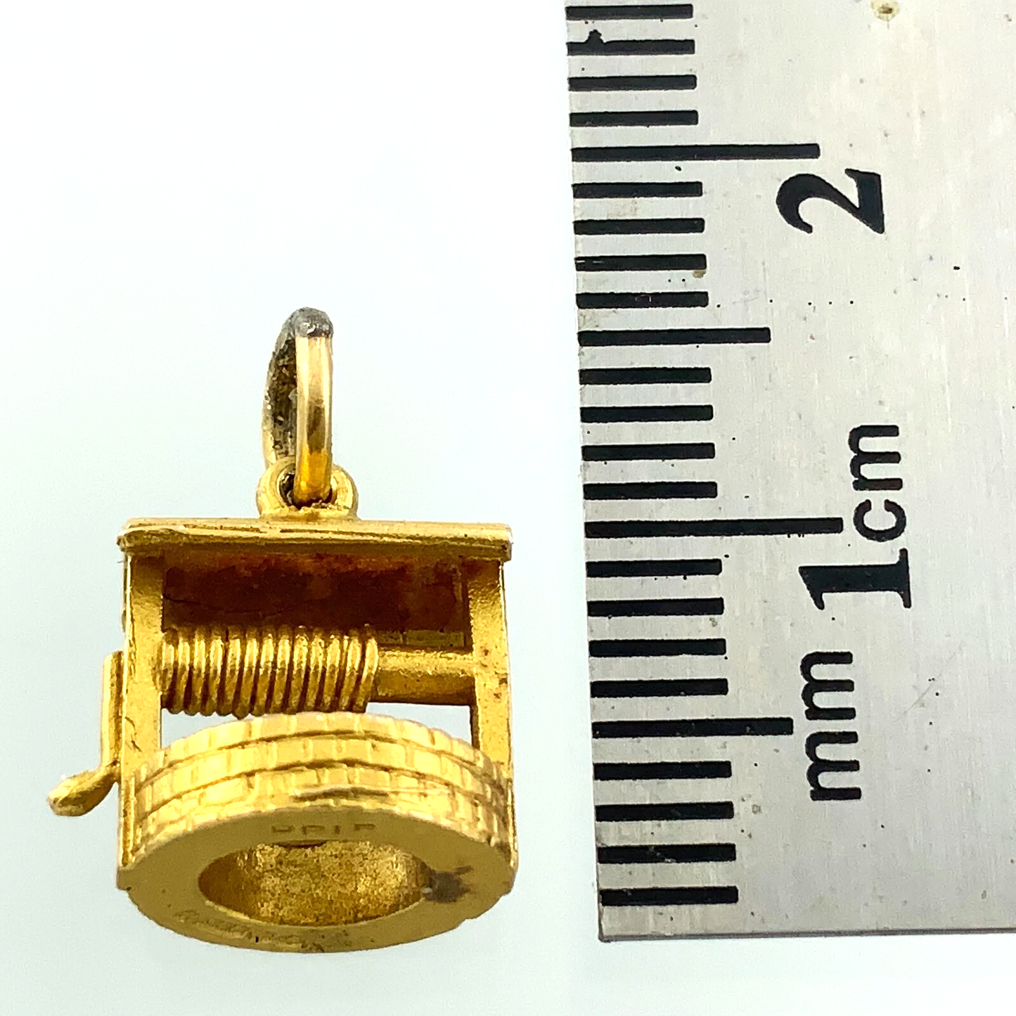 9K Yellow Gold Wishing Well Pendant Charm Tested AU092