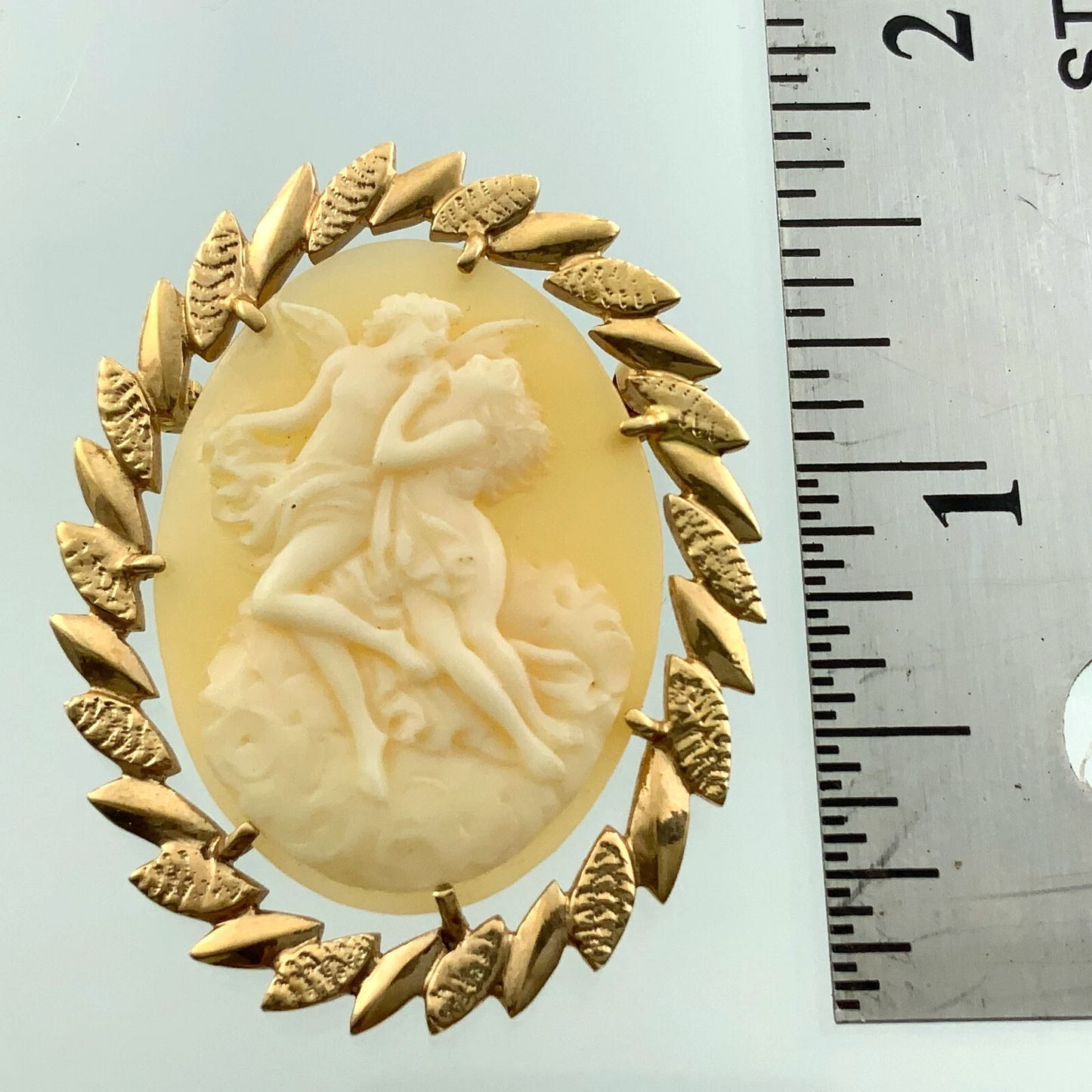 Antique Cameo Brooch 10K Yellow Gold Leaf Border Beautiful Angels AU103