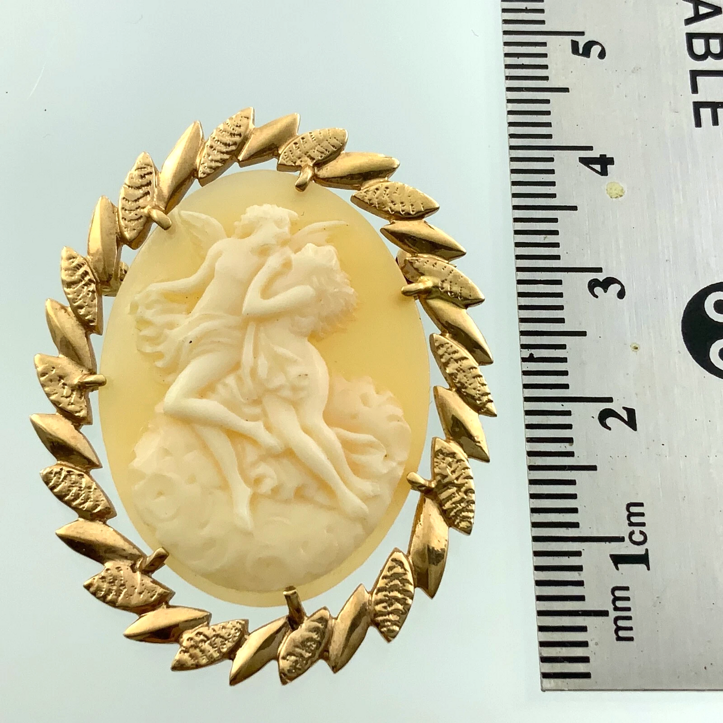 Antique Cameo Brooch 10K Yellow Gold Leaf Border Beautiful Angels AU103