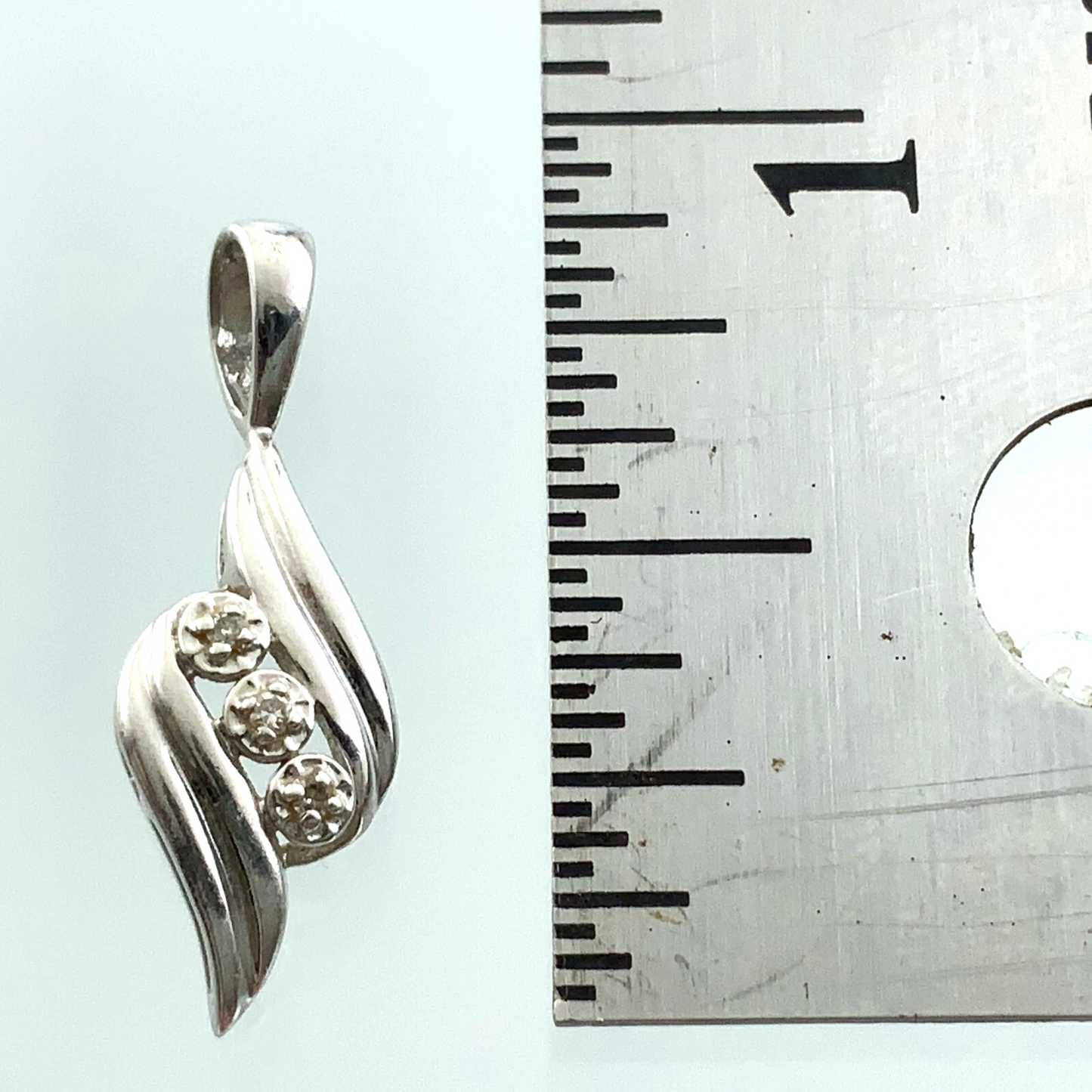 Allura 10K White Gold Pendant Elegant Charm AU112