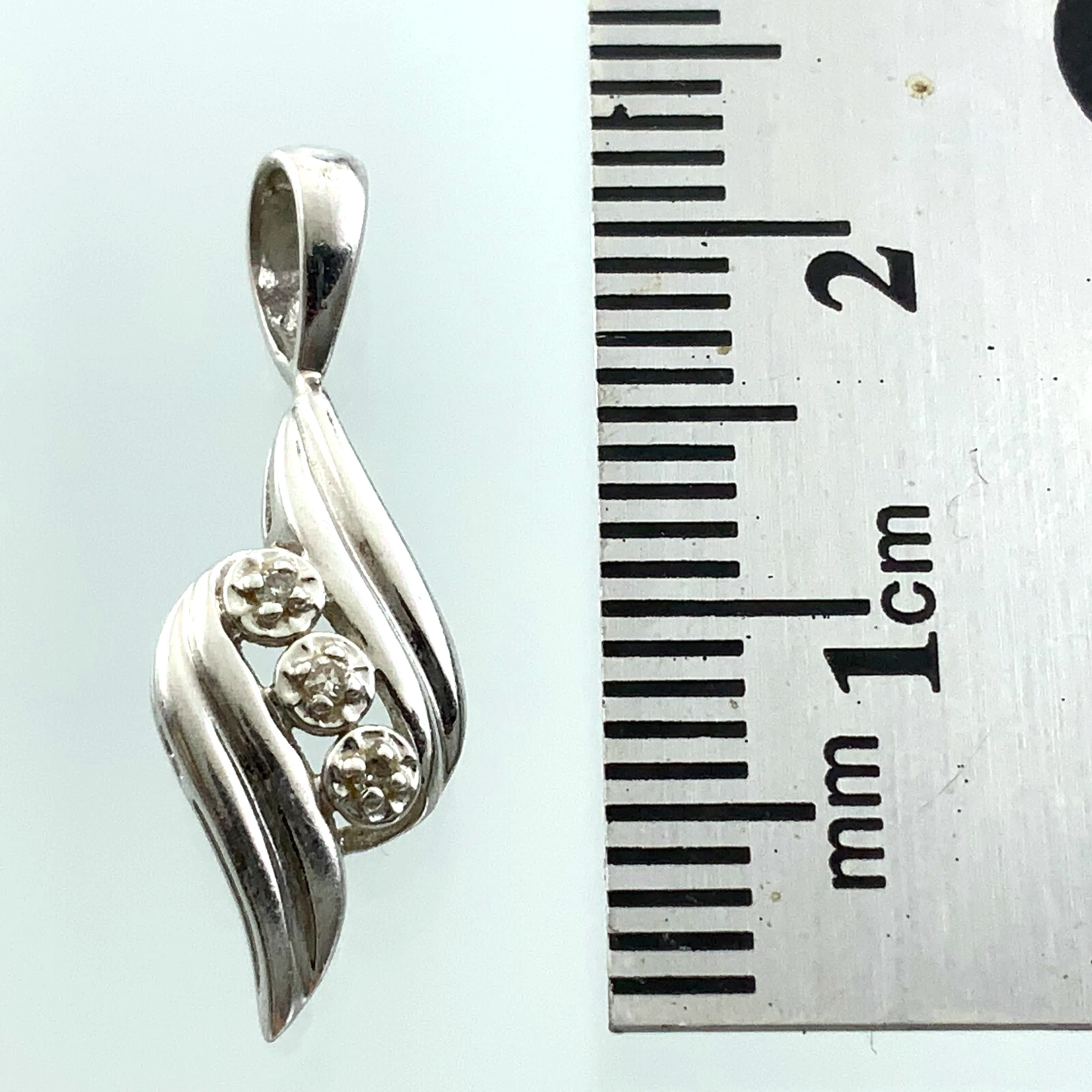 Allura 10K White Gold Pendant Elegant Charm AU112