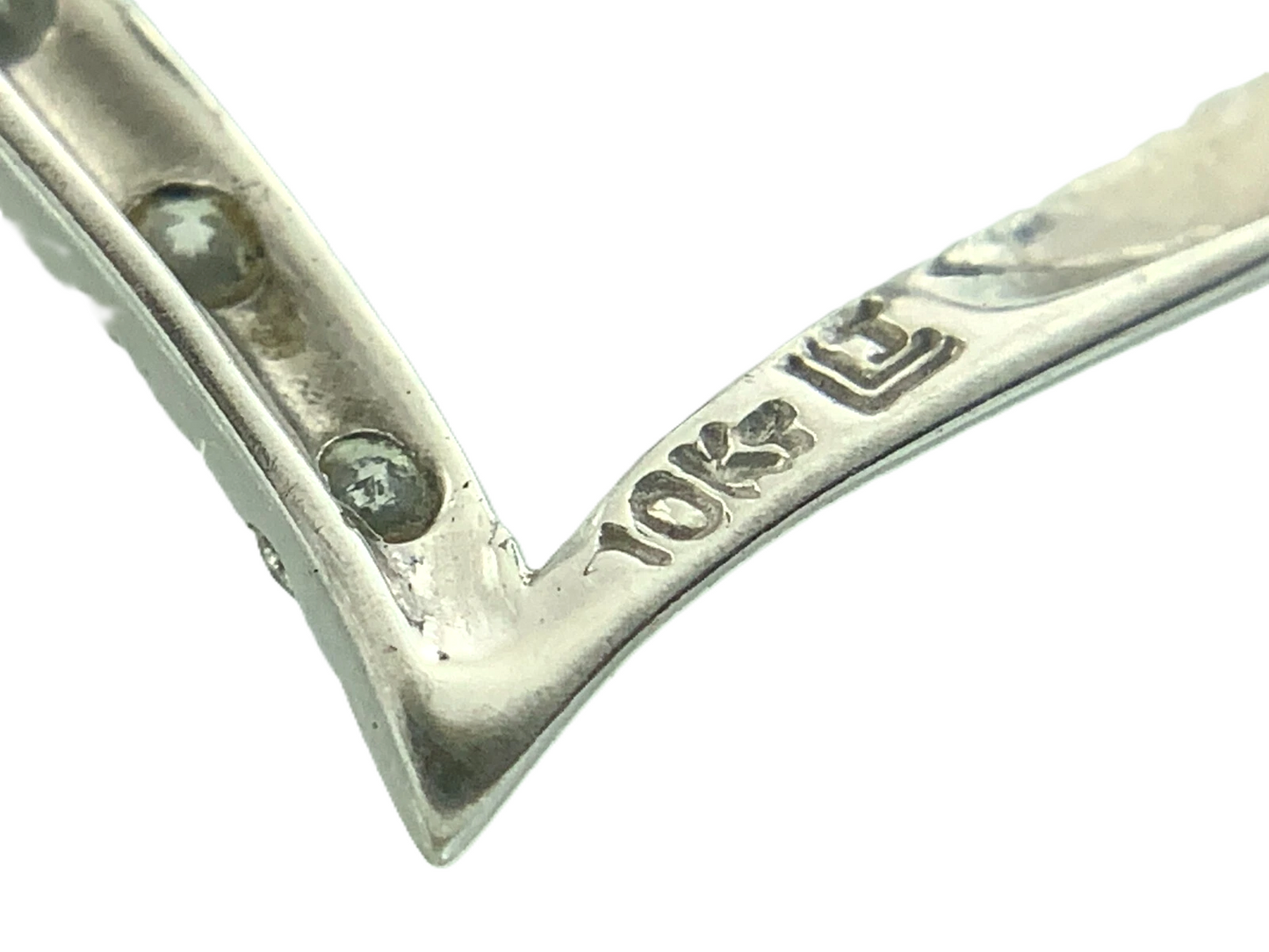 10K White Gold Diamond Heart Pendant Elegant Charm AU127