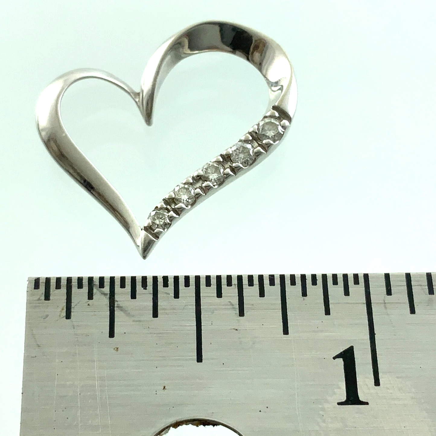 10K White Gold Diamond Heart Pendant Elegant Charm AU127
