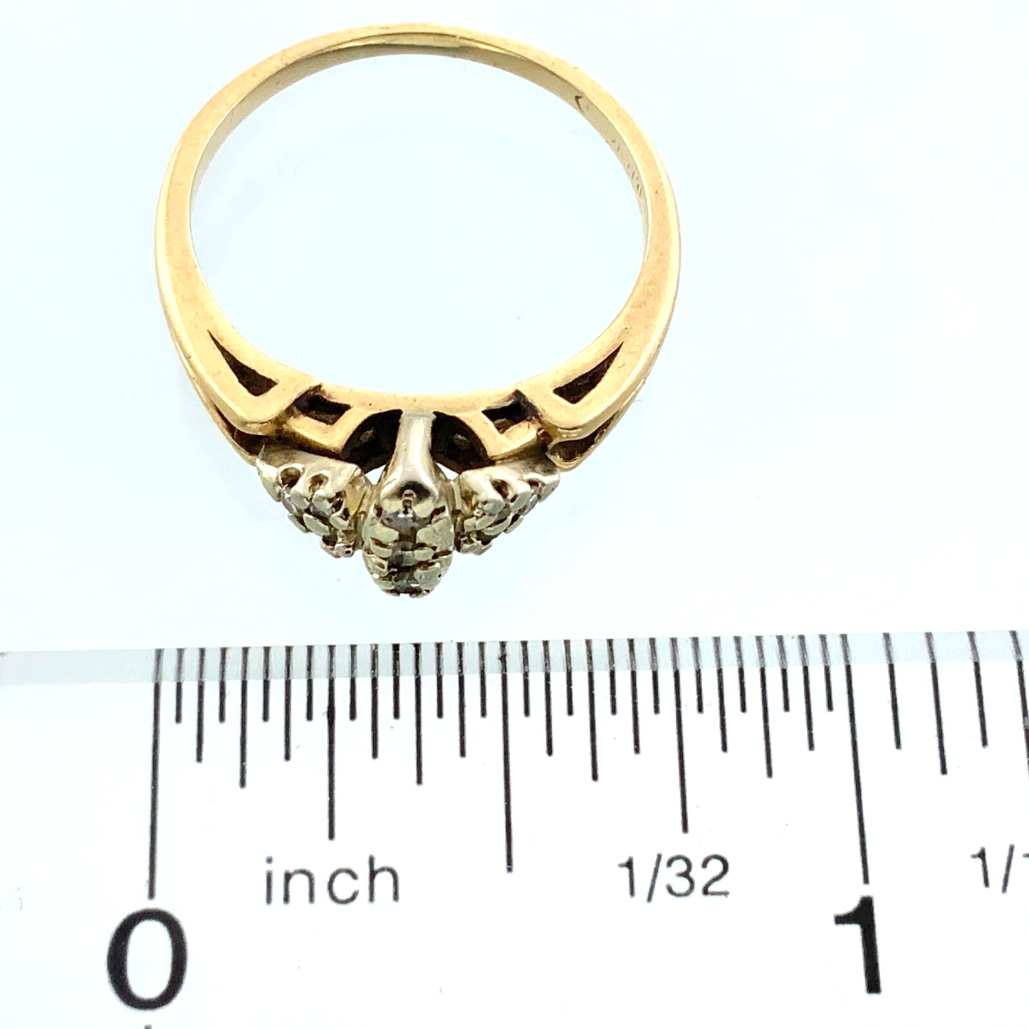 14K Yellow Gold Diamond Ring Size 7.5 AU241