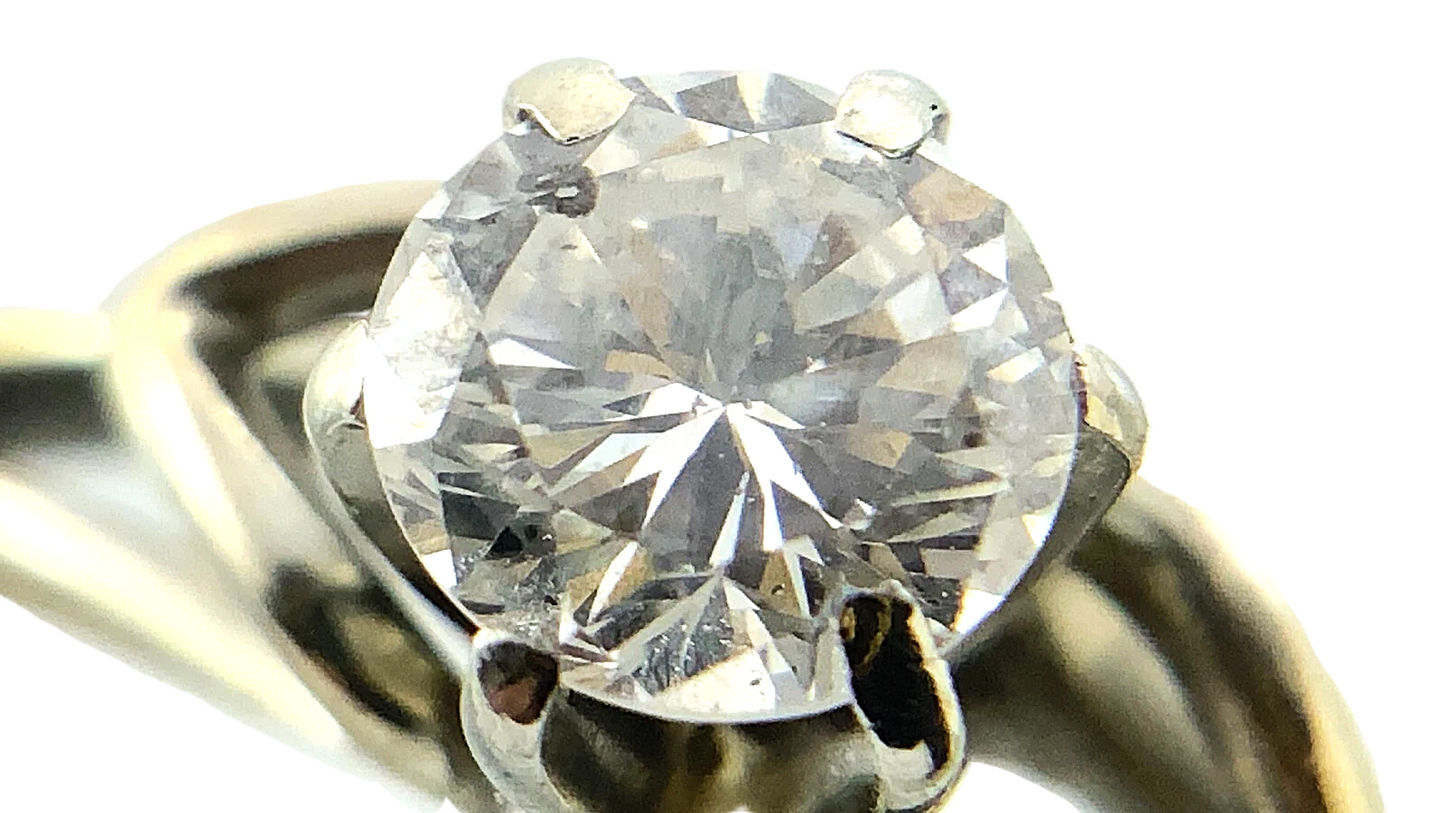 18K White Gold Diamond Wedding Ring Flower Pedal Bezel Size: 5.75 AU242