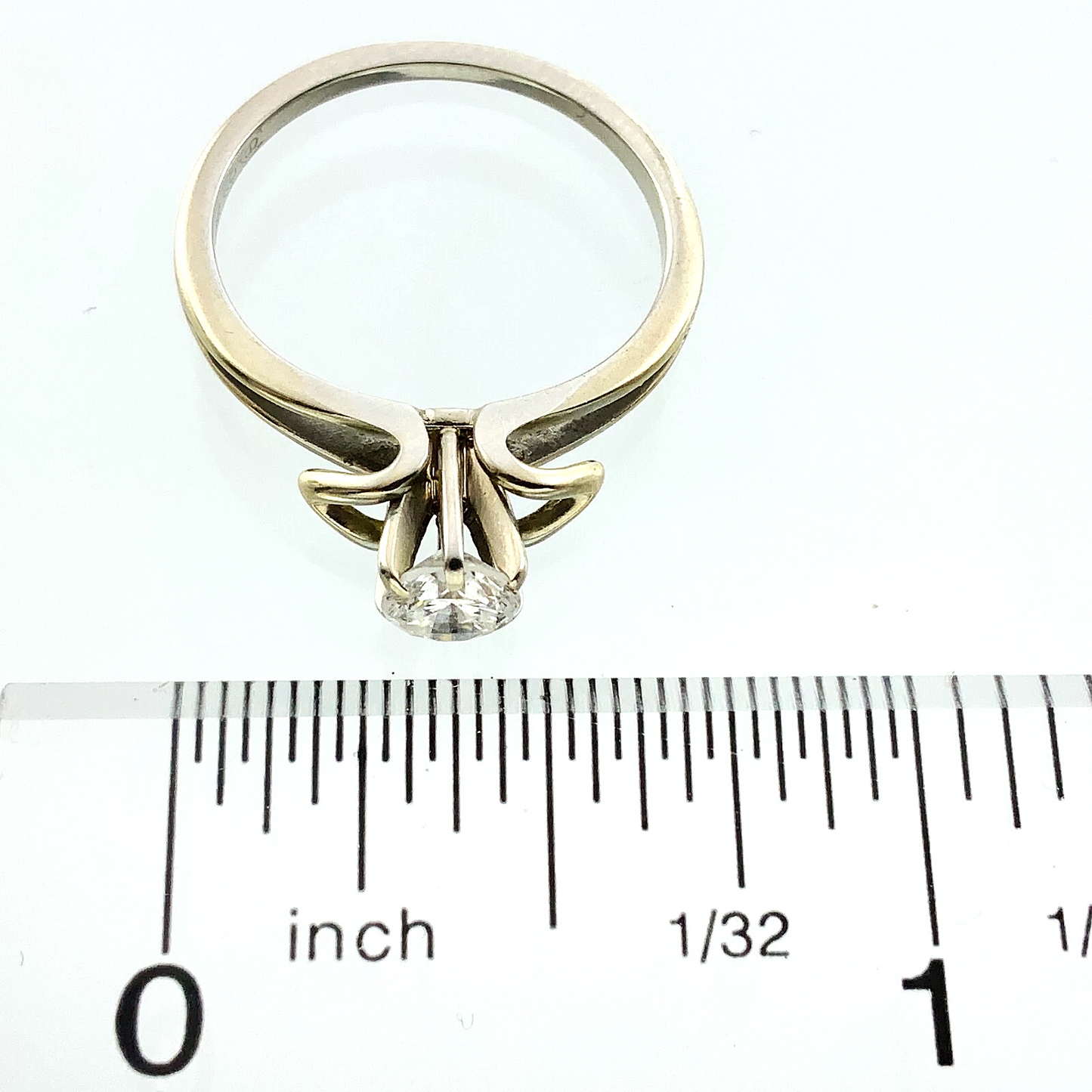 18K White Gold Diamond Wedding Ring Flower Pedal Bezel Size: 5.75 AU242