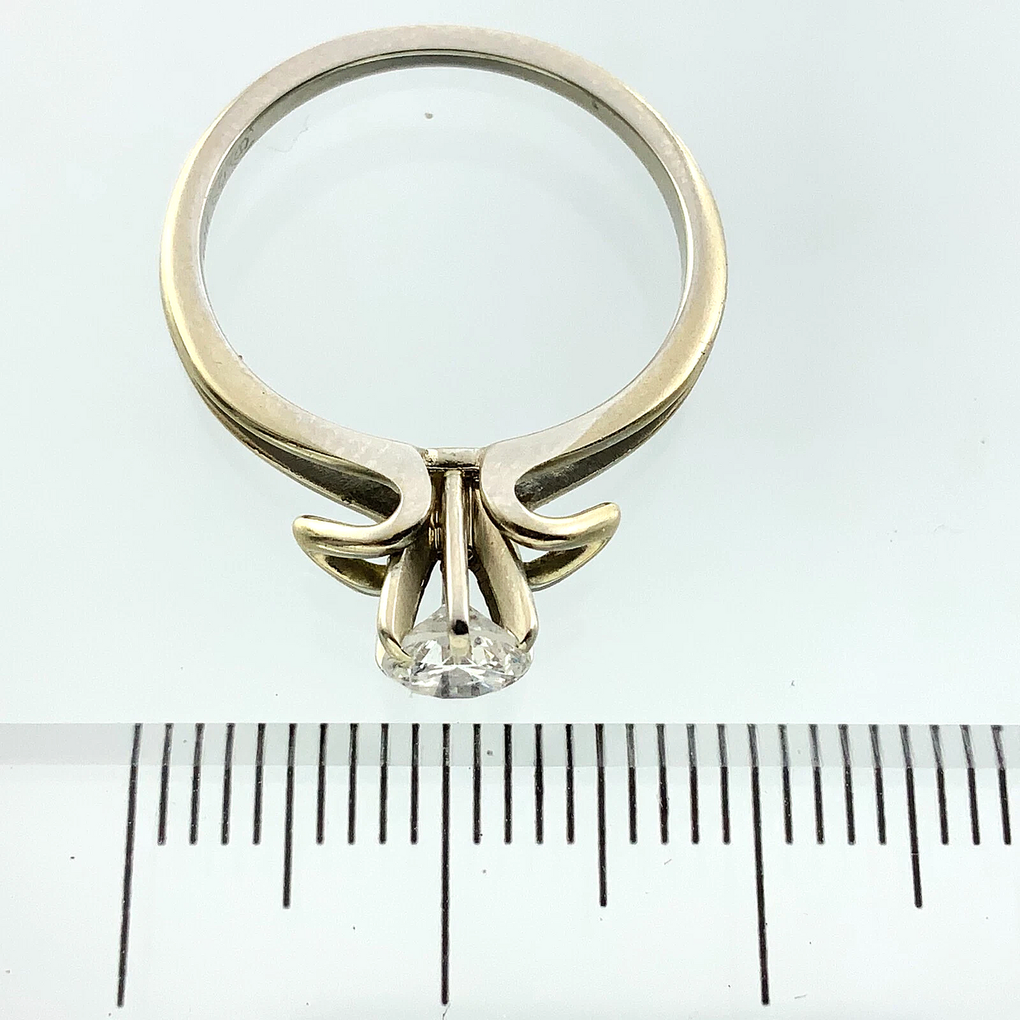 18K White Gold Diamond Wedding Ring Flower Pedal Bezel Size: 5.75 AU242