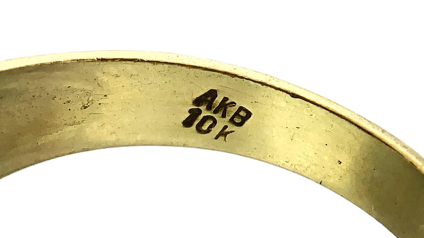 10K Yellow Gold Black Onyx Signet Ring Size: 7.5 AU250