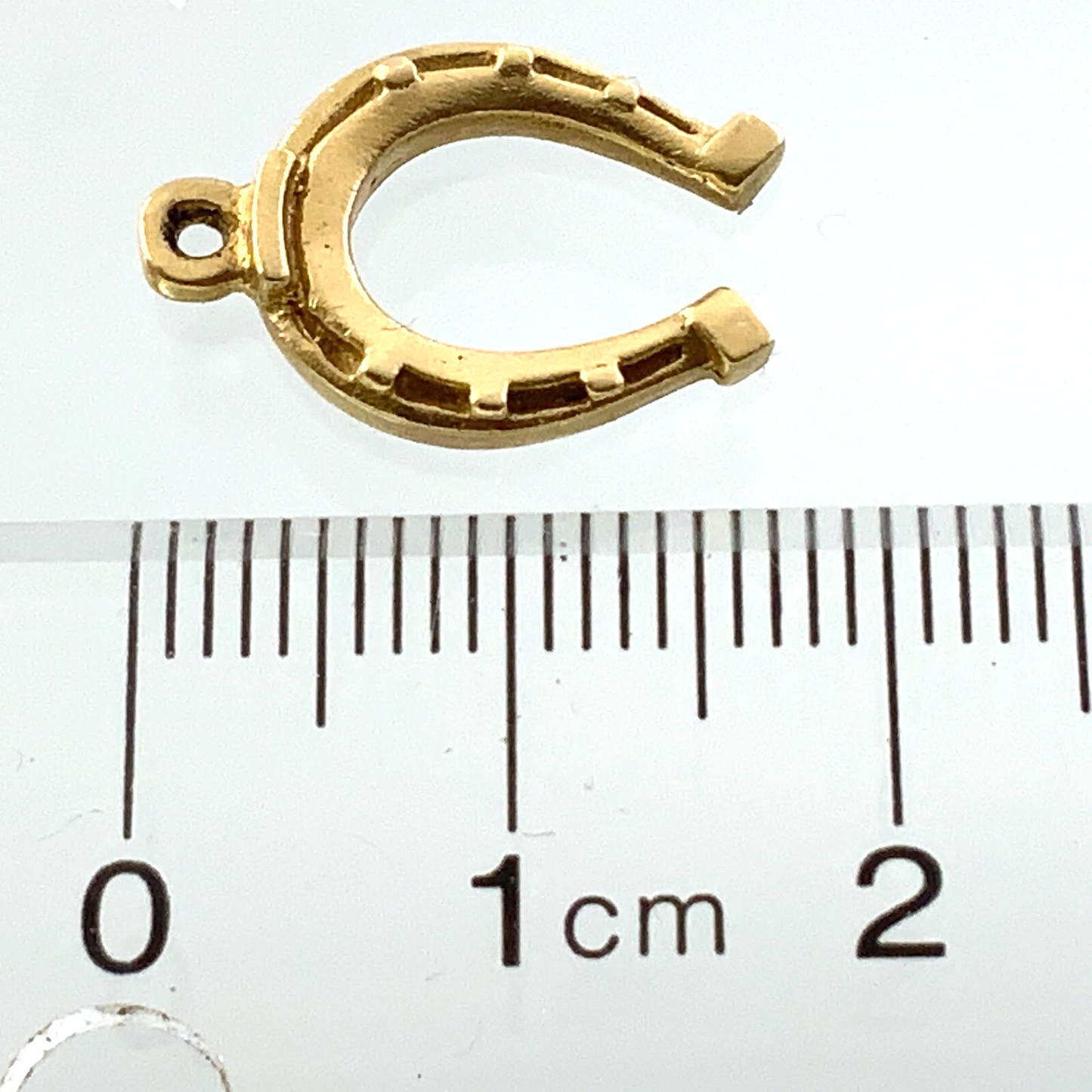 10K Yellow Gold Horseshoe Charm Lucky Pendant 1.7 grams AU312