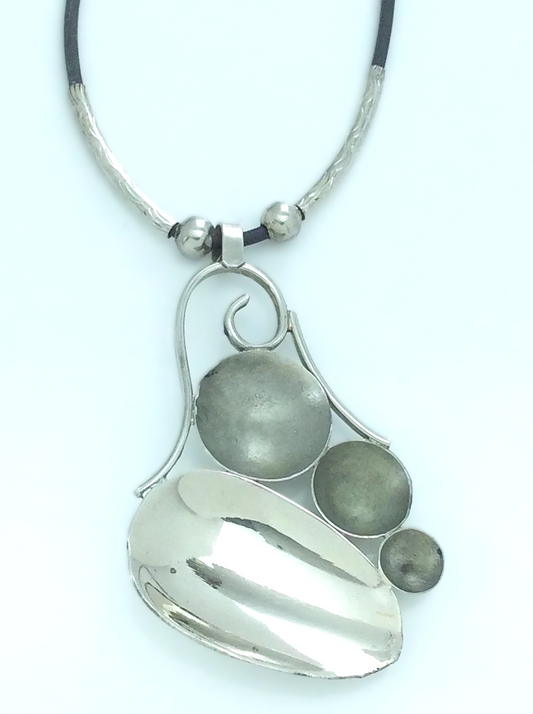 Vintage Sterling Silver Black Stone Circle Plastic Necklace 2.75in 15.6g H225