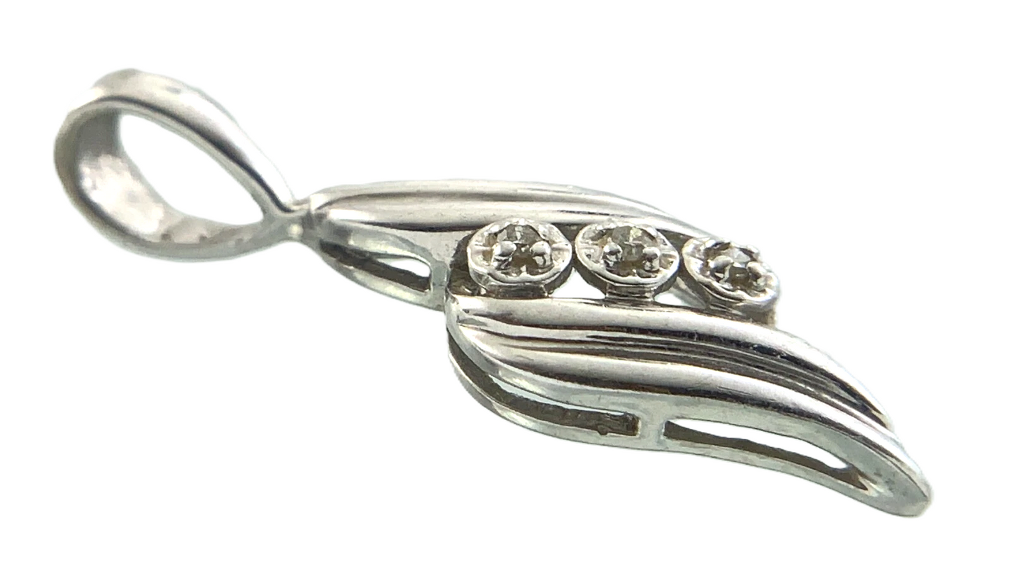 Allura 10K White Gold Pendant Elegant Charm AU112