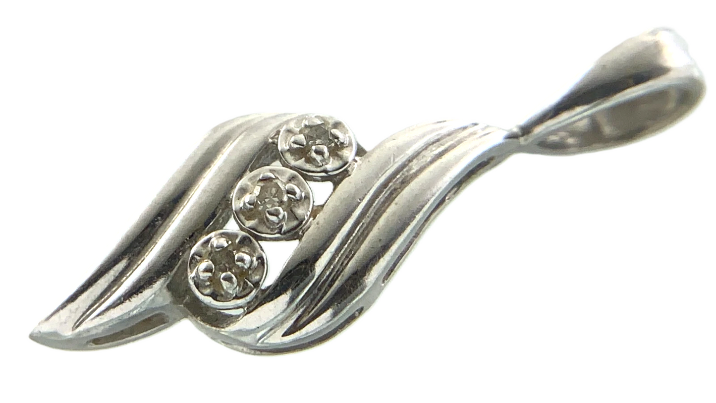 Allura 10K White Gold Pendant Elegant Charm AU112