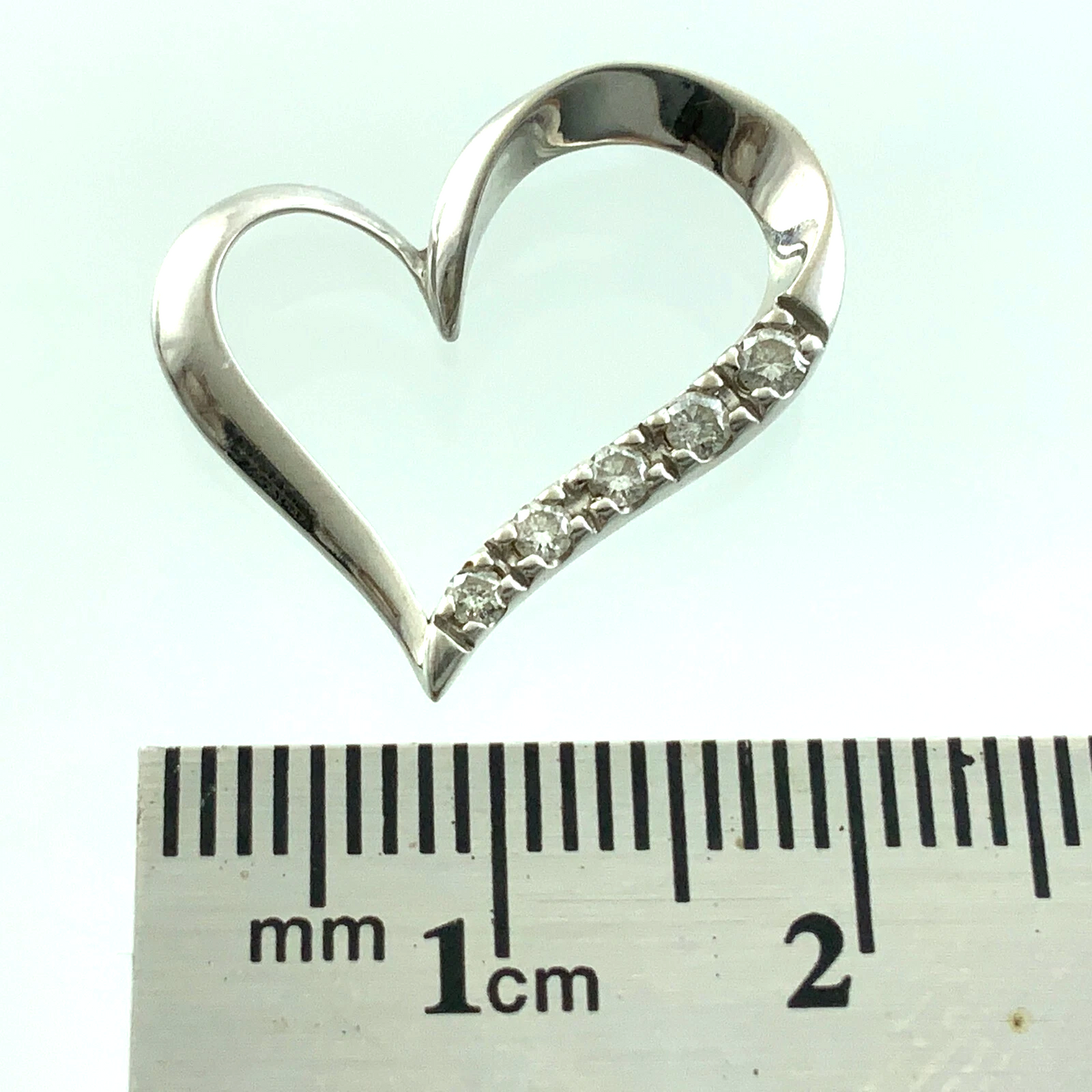 10K White Gold Diamond Heart Pendant Elegant Charm AU127