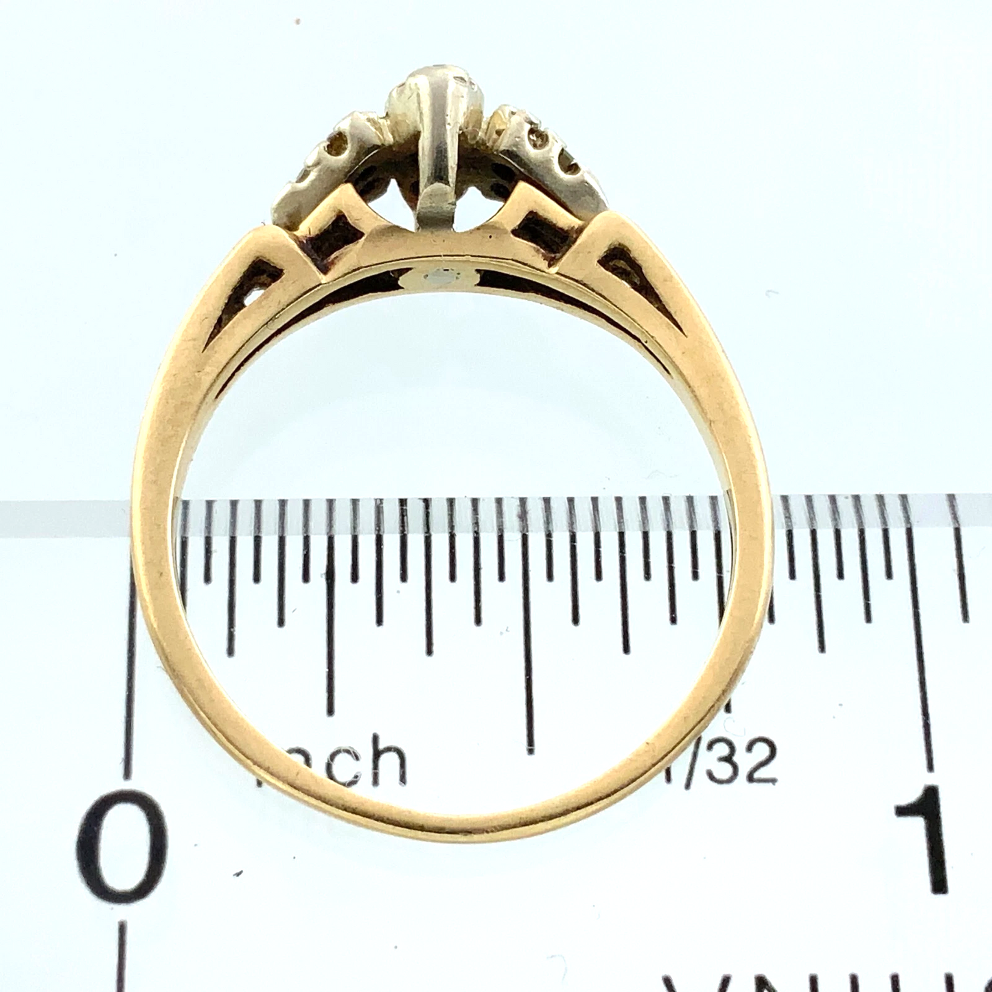 14K Yellow Gold Diamond Ring Size 7.5 AU241