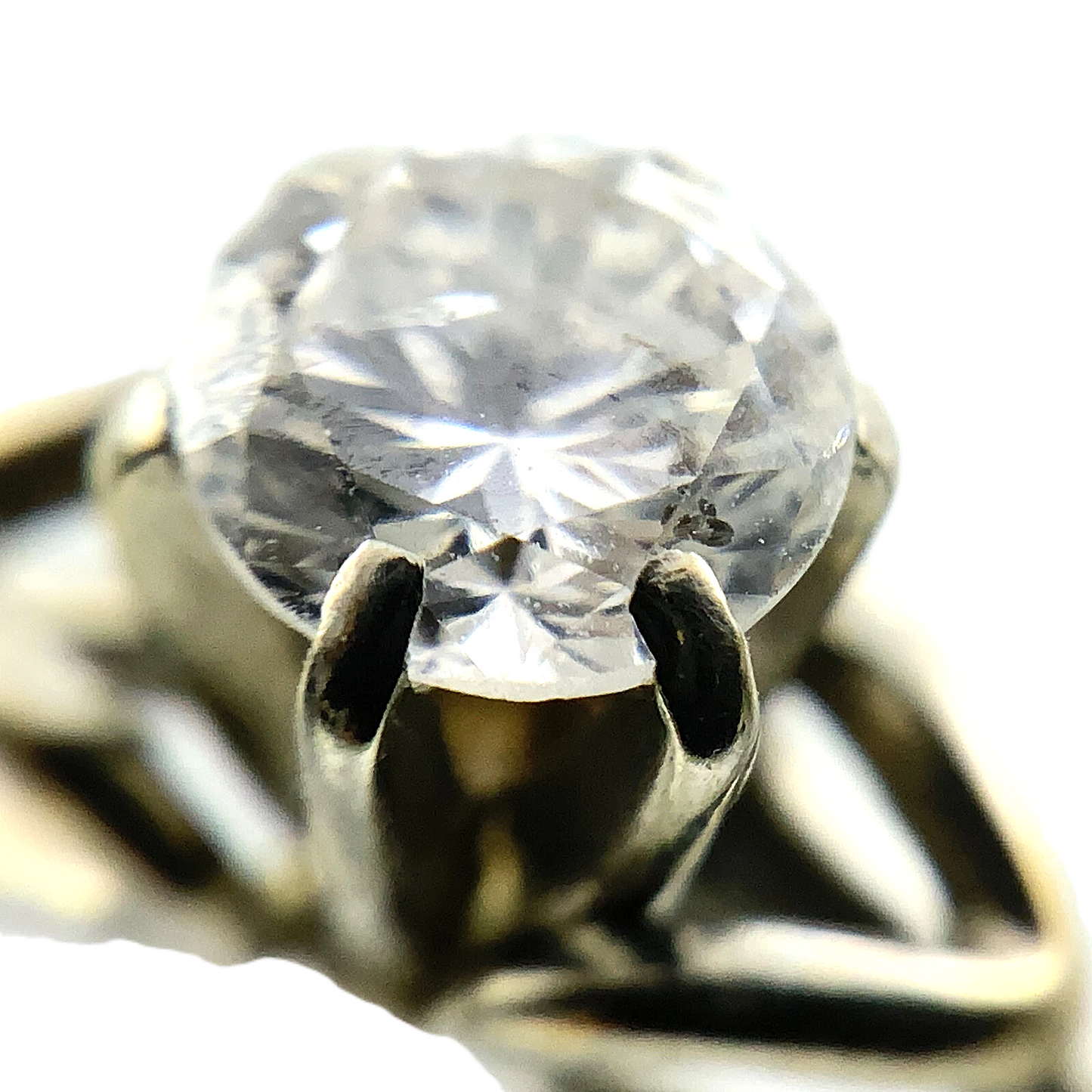 18K White Gold Diamond Wedding Ring Flower Pedal Bezel Size: 5.75 AU242