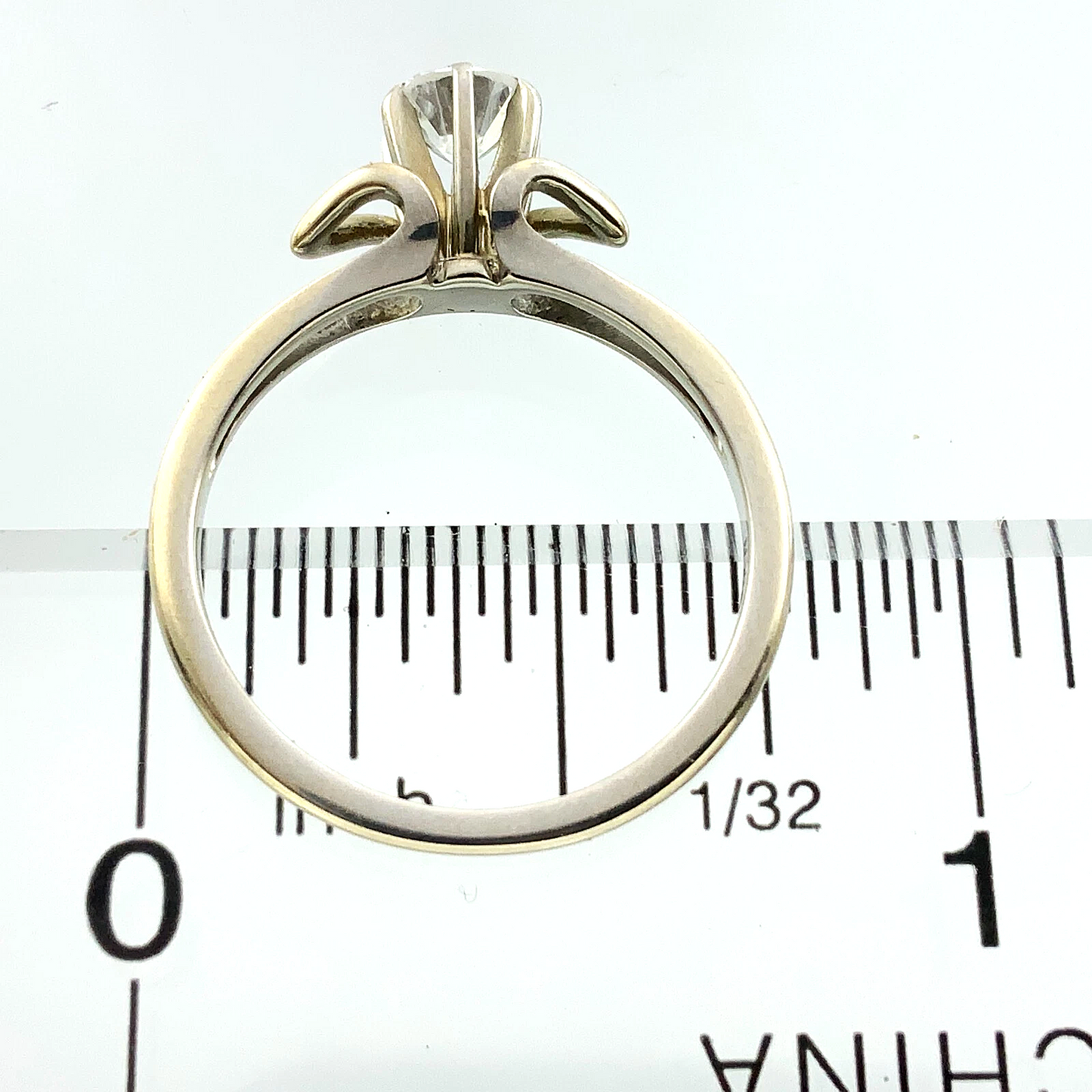 18K White Gold Diamond Wedding Ring Flower Pedal Bezel Size: 5.75 AU242