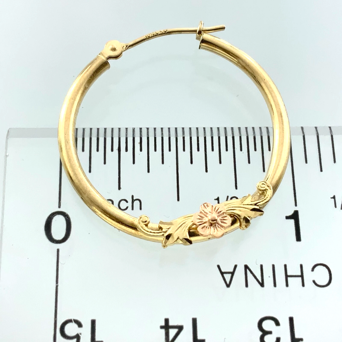 10K Yellow Gold Hoop Earrings With Elegant Floral Decor AU300