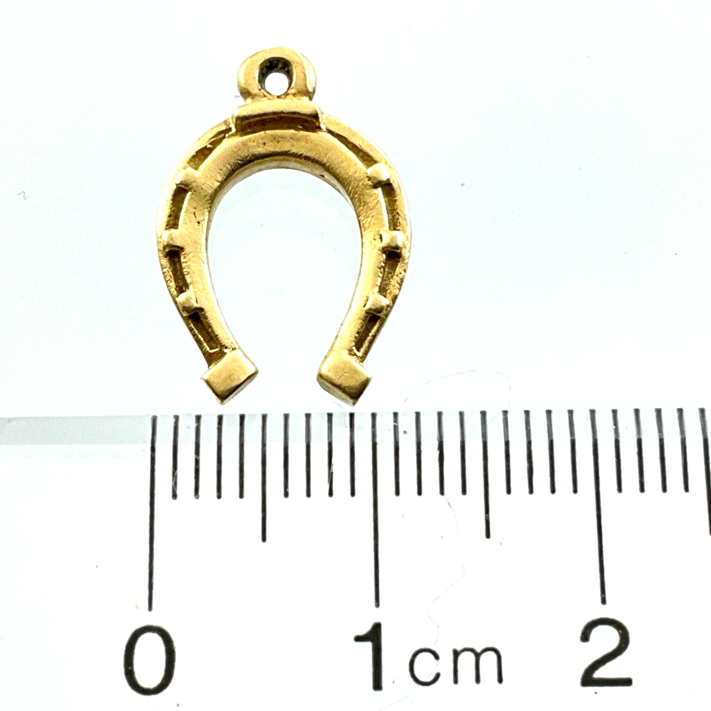 10K Yellow Gold Horseshoe Charm Lucky Pendant 1.7 grams AU312