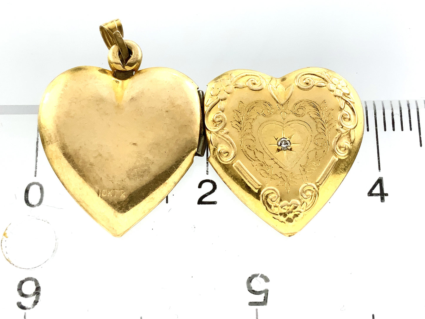 10K Yellow Gold Antique Victorian Etched Heart with Diamond Locket AU347