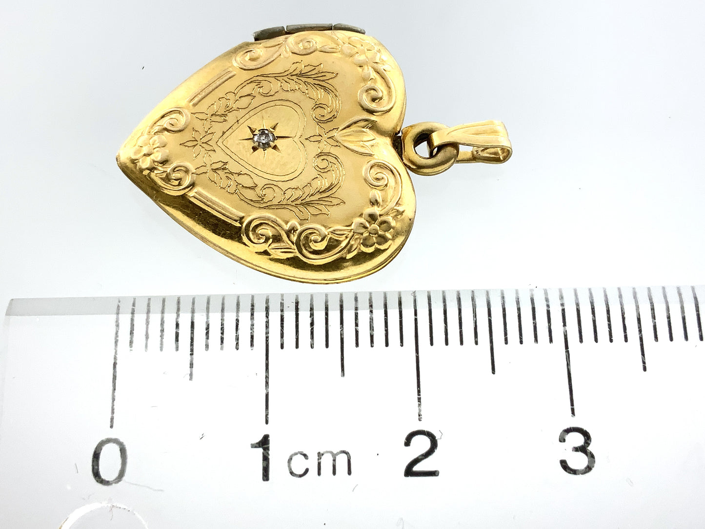 10K Yellow Gold Antique Victorian Etched Heart with Diamond Locket AU347