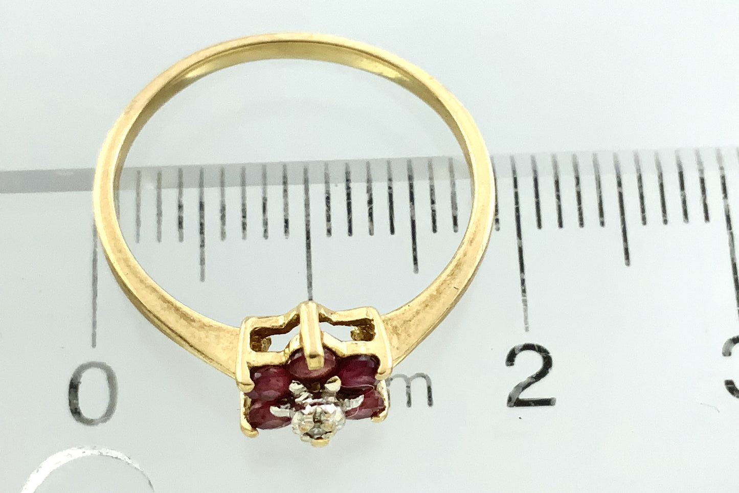 14K Yellow Gold 6 Red Ruby and Diamond Flower Cluster Floral Daisy Design Ring .05 Total Carats Size 6 Ring AU404